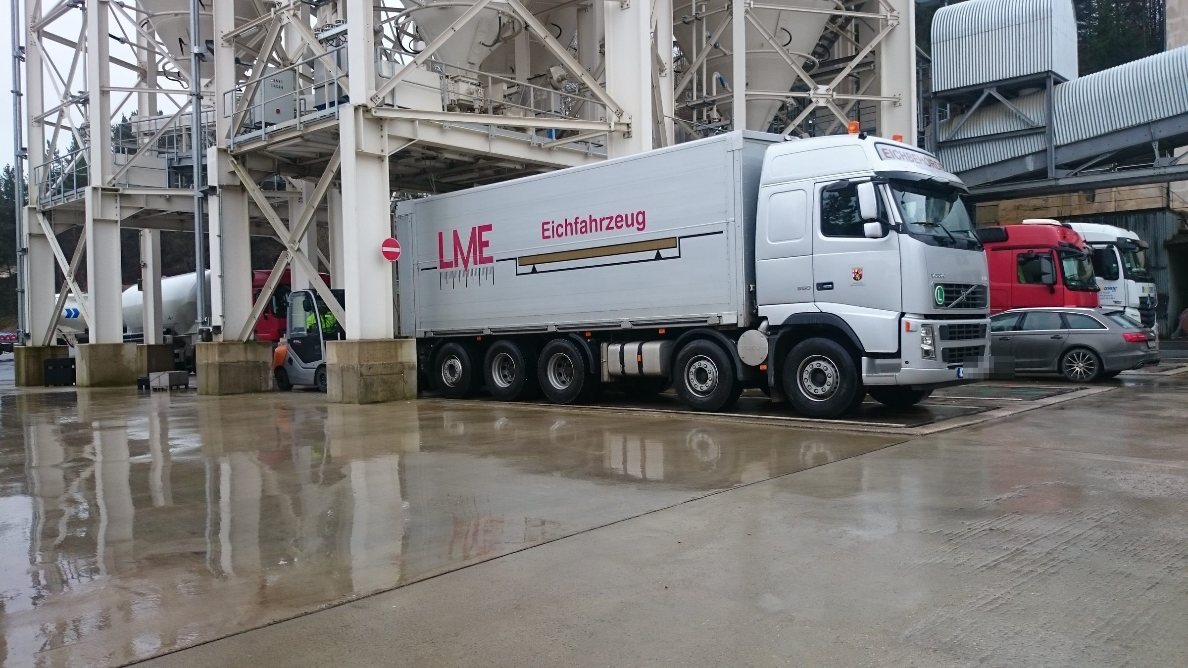 Amtliches Eichfahrzeug vor einem Baustoffwerk