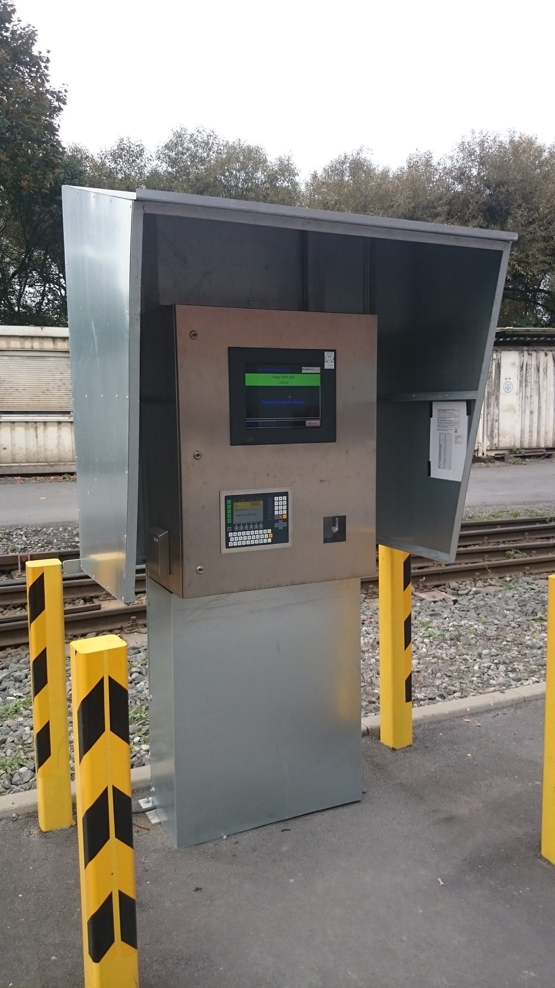 Selbstbedienungsterminal an einer Waage im Freien