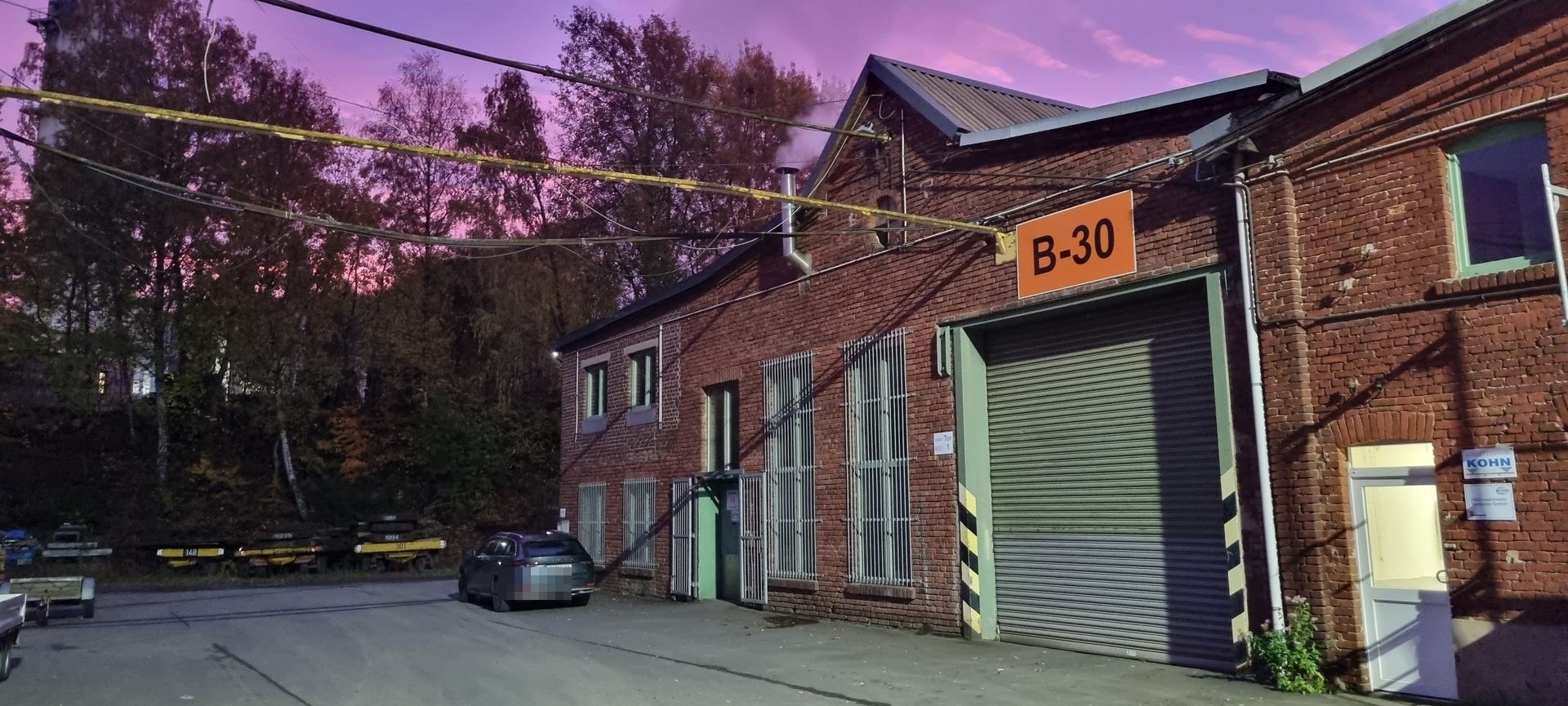 Historische Werkshalle B-30 bei Sonnenuntergang